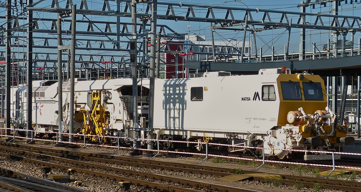 . Etwas ungnstig abgestellt im Bahnhof von Luxemburg war am 30.08.2015 die Universal-Stopfmaschine Matisa B 66 UC (99 87 9 124 538-9) der Firma ETF Luxembourg S.A. (Hans)

Die Matisa B 66 UC ist eine kontinuierlich arbeitende Hochleistungs-Universal-Stopfmaschine mit Einschwellen Stopfeinheit. Diese Maschine ist speziell fr die Bearbeitung schwerster Weichen mit Betonschwellen bestimmt. Sie kann auch Weichen mit geteilten Langschwellen und Strecken mit Y-Schwellen bearbeiten. Der vom hinteren Drehgestell der Maschine angetriebene Satellit reagiert besonders schnell, was eine hohe Streckenleistung ermglicht. Der Satellit verfgt ber vier kombinierte Stopfeinheiten des Typs C, eine kombinierte Zange und einen Messwagen mit konstantem Abstand zu Zange und Drehgestell der Pendlereinheit. 

Die technischen Daten der Matisa B 66 UC:

Lichtraumprofil: UIC 505-1/W6A
Spurweite: 1.435 – 1.676 mm
Minimaler Arbeitsradius: 150 m
Minimaler Radius bei Eigentraktion: 90 m
Minimaler Radius im Zugverband: 150 m
Geschwindigkeit bei Eigentraktion: 100 km/h
Geschwindigkeit im Zugverband: 100 km/h
Drehzapfenabstand: 15.500 mm
Motorleistung: 563 kw
Antriebsachsen in Eigentraktion: 2
Antriebsachsen im Arbeitsmodus: 4
Tankvolumen in Grundausstattung: 2.000 l
Anzahl Stopfpickel: 16
Vibrationsfrequenz der Stopfpickel: 42 Hz
Seitlicher Verfahrweg der Stopfeinheiten: 2.800 mm
Lngsverfahrweg der inneren Stopfeinheiten: 560 mm
Lngsverfahrweg der ueren Stopfeinheiten: 560 mm
Max. Hebeweg: 150 mm
Max. Richtweg: 200 mm
Hebekraft: 2 x 125 kN
Richtkraft: 125 kN
Lngsverfahrweg der kombinierten Zange: 760 mm
Seitlicher Verfahrweg Deichsel – kombinierte Zange: 180 mm
Hebekraft der integrierten, synchronen 3-Strang-Hebung: 120 kN
Reichweite der integrierten, synchronen 3-Strang-Hebung: 3.320 mm
Arbeitsleistung der Streckenstopfung mit 1 Eintauchung: 950 m/h
Bearbeitungszeit einer einfachen Weiche: 20-25 min
