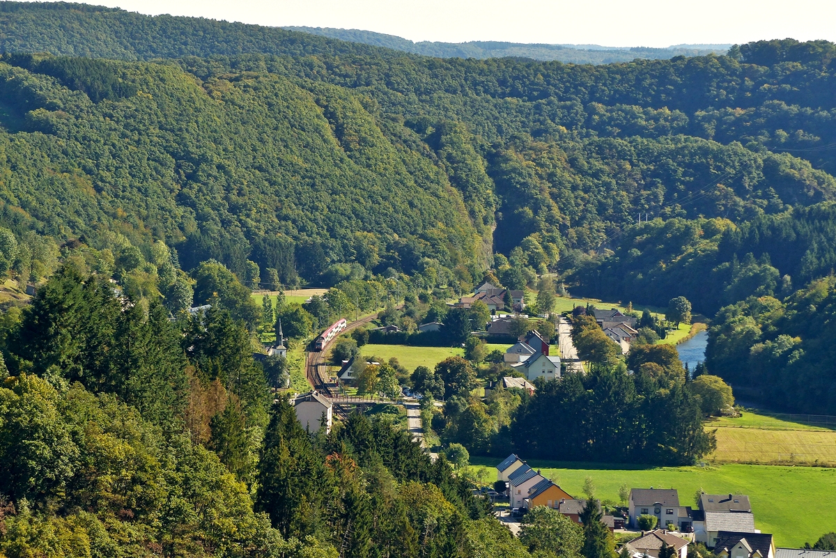 . Etwas unterhalb von der Burg Bourscheid hat man eine tolle Aussicht auf das Sauertal bei Michelau und die Nordstrecke. Ein CFL Wendezug als leicht verspäteter RE 3714 Luxembourg - Troisvierges wird in Kürze die Haltestelle Michelau erreichen. 28.09.2015 (Jeanny) 