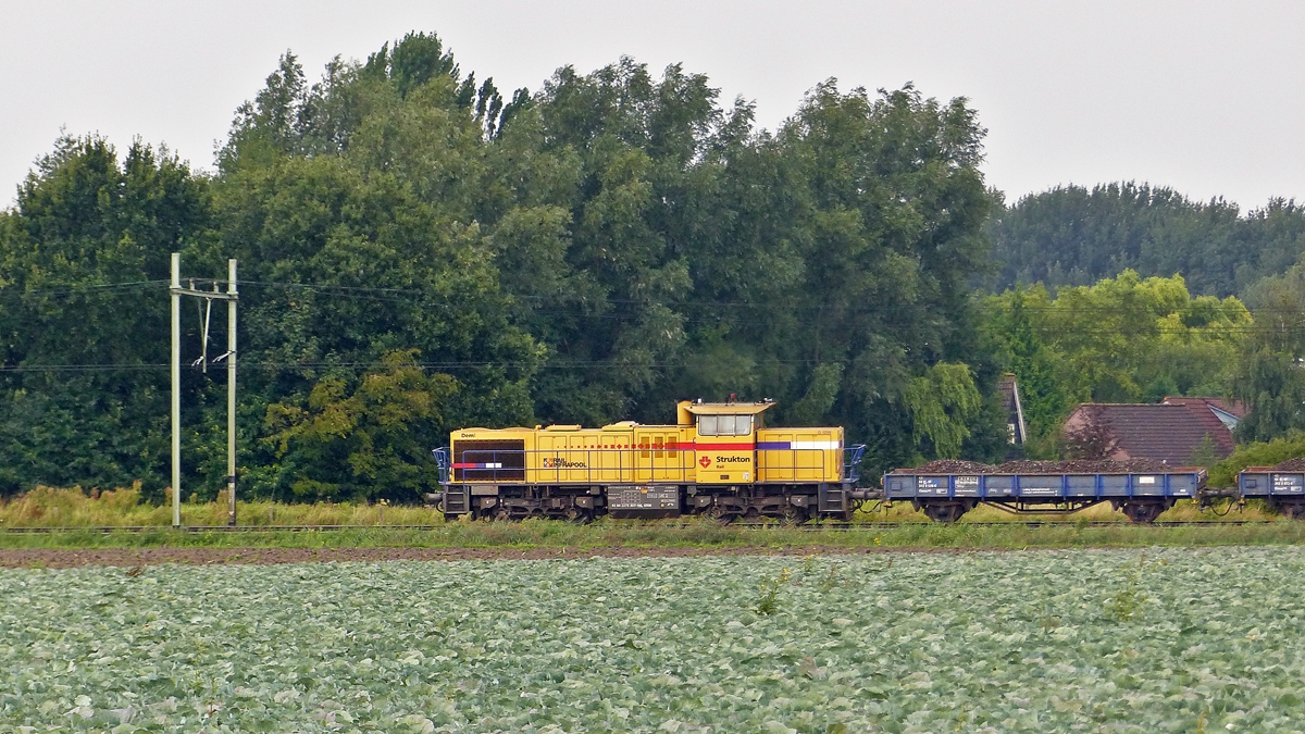 . Fast htte ich dieses Highlight verpasst. Wir flohen vor dem Regen aus Zevenbergen, als ich den Zug auf der Strecke erblickte. Zum Glck gelang es Hans am Straenrand anzuhalten und ich konnte doch noch ein Bild machen. 

Die Strukton Rail MaK G 1206 (92 84 2275 307-1 NL-SRM) mit dem schnen Namen Demi wurde 2008 unter der Fabriknummer 5001681 bei Vossloh in Kiel gebaut und fhrt hier mit einem Schotterzug ber die Bahnstrecke N 12 Antwerpen - Lage Zwaluwe kurz vor dem Erreichen von Zevenbergen in Noord-Brabant. (Jeanny)