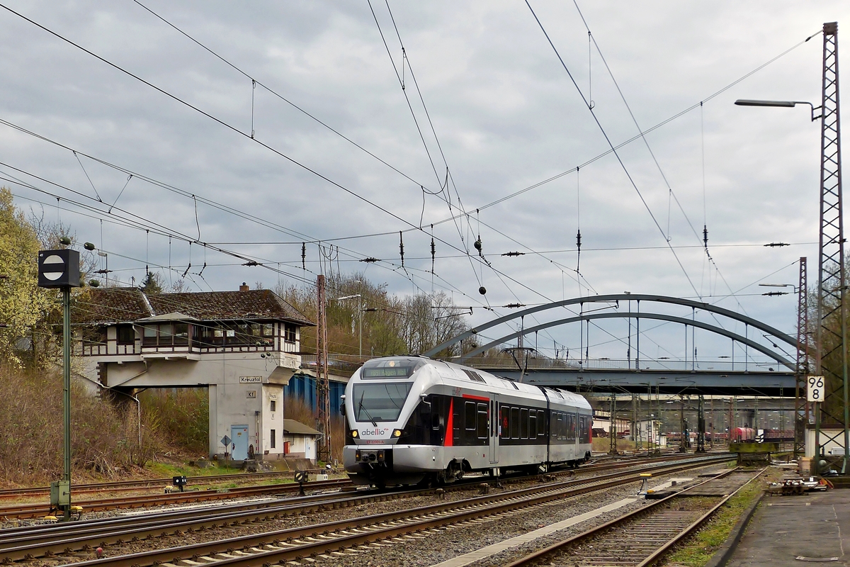 . Flirt mit dem  Stellwerk -Das lange Warten am 22.03.2014 in Kreuztal hat sich am Ende dann doch noch gelohnt, als die kleinste Stadler FLIRT Variante, der 2-teilige Stadler Flirt ET 22001 von Abellio Rail NRW am schnen alten Stellwerk Kreuztal Fahrdienstleiter (Kf) vorbeifuhr.
 
Dieser Zug verkehrt normalerweise auf der KBS 440 (Ruhr-Sieg-Strecke) als RB 91 (Ruhr-Sieg-Bahn) Hagen-Siegen, wegen Bauarbeiten war an diesem Tag der Streckenabschnitt Kreuztal-Siegen gesperrt und so endete die Verbindung in Kreuztal. (Jeanny)
