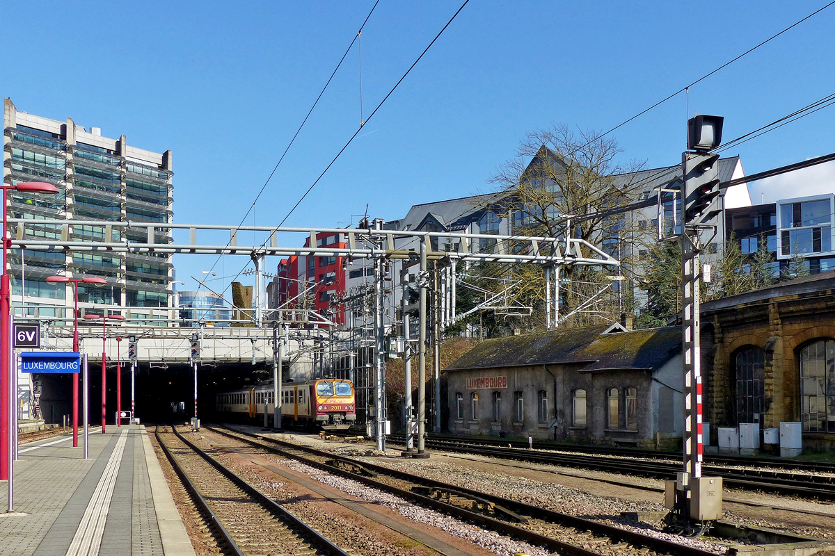 . Fr Stefan - So sieht die nrdliche Einfahrt des Bahnhofs von Luxembourg heute aus. Zum Glck haben einige ltere Gebude berlebt und bieten einen interessanten Kontrast zur moderner Architktur. 26.02.2016 (Jeanny)