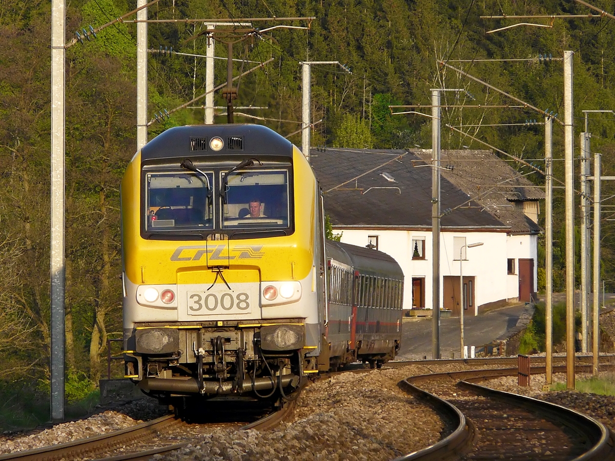 . Gefunden im Archiv - Im letzten Abendlicht des 02.05.2009 durchfhrt der IR 120 Luxembourg - Liers die Orschaft Drauffelt. (Jeanny)