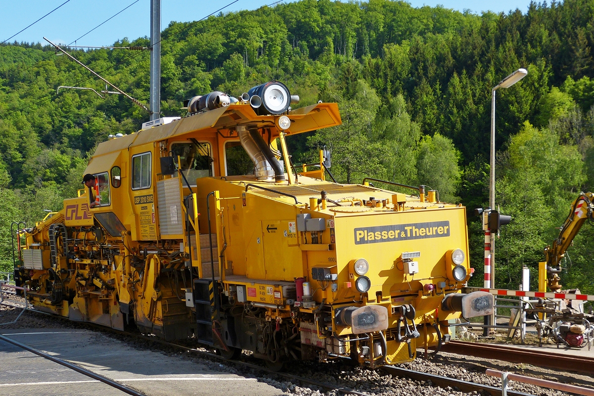 . Gleisbauarbeiten am Wochenende in Drauffelt - CFL 791, eine Plasser & Theurer Schotterverteil- und Planiermaschine vom Typ USP 2010 SWS (99 82 9225 791-7) war am 18.05.2014 auf der Baustelle in Drauffelt im Einsatz. (Hans)