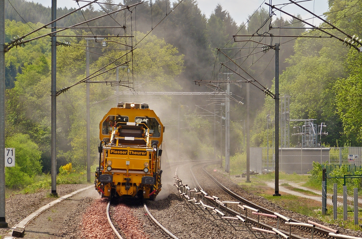 . Gleisbauarbeiten am Wochenende in Drauffelt - Die Schotterverteil- und Planiermaschine CFL 791 am 18.05.2014 in Drauffelt bei der Arbeit. (Hans)