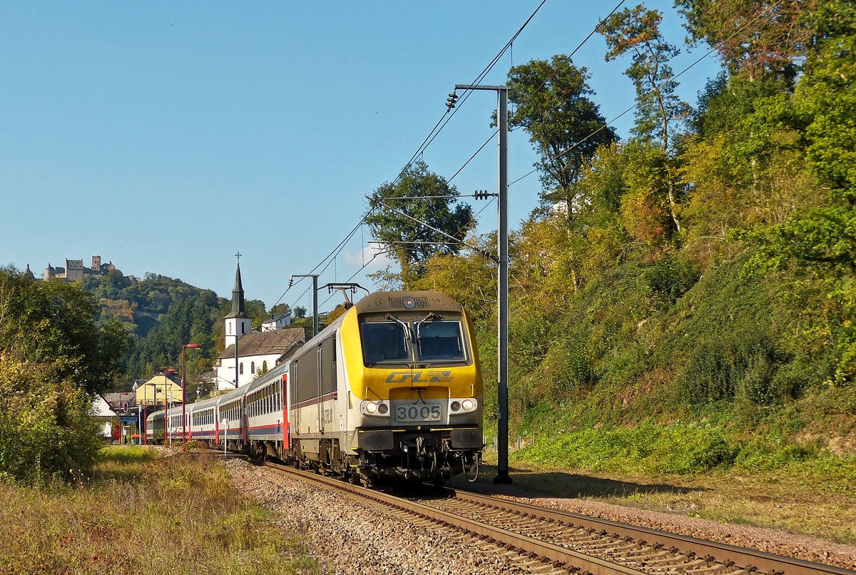 . Goldener Oktober - Heute haben wir von dem herrlichen Wetter profitiert, um an die Nordstrecke zu fahren. In Michelau brauste der IR 115 Liers - Luxembourg ohne Halt durch den Bahnhof vor der Kulisse der Kirche und der Burg Bourscheid. 03.10.2014 (Hans)