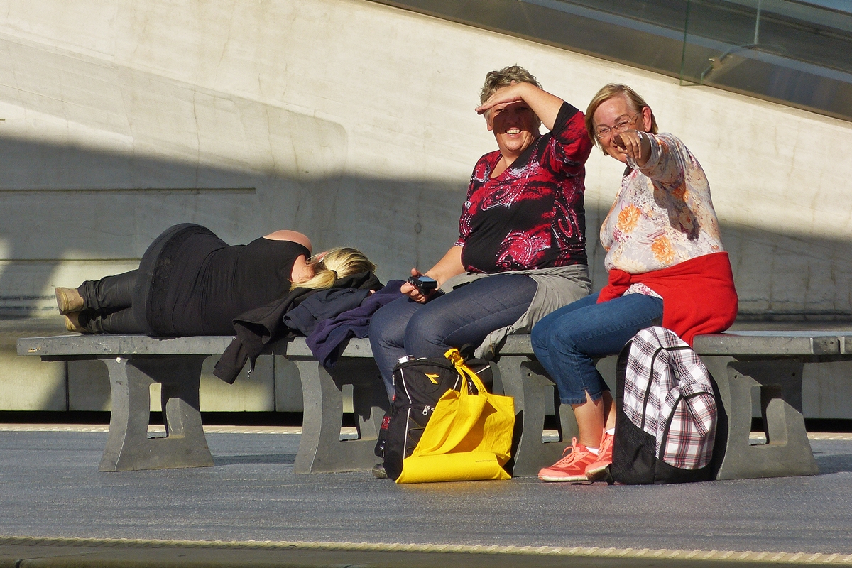 . Gut besetzte Oma-Bank in Lige Guillemins. 18.10.2014 (Jeanny)