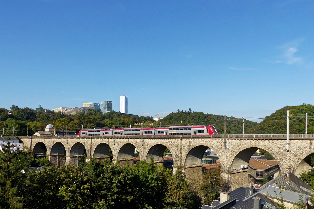 . Herbstbeginn in der Stadt Luxemburg - Die Computernaus Z 2202 verlsst die Stadt Luxemburg ber den 199 Meter langen Clausener Viadukt und fhrt als RE 3766 nach Troisvierges. 23.09.2014 (Jeanny)