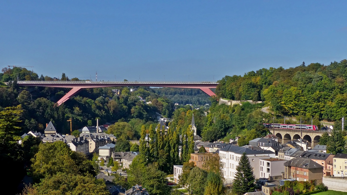 . Herbstbeginn in der Stadt Luxemburg - Blick auf den Stadtteil Pfaffental und die Grande-Duchesse Charlotte Brcke (roud Brck), whrend die RB 3415 Luxembourg - Ettelbrck den 70 Meter langen Grnewald Viadukt befhrt. 23.09.2014 (Jeanny)