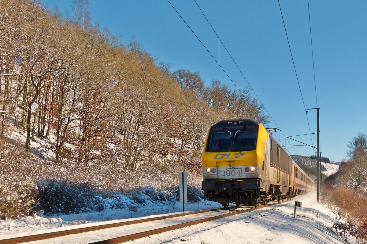 . Herrliches Winterwetter - Die 3004 zieht am 28.12.2014 den IC 113 Luxembourg - Liers ber die sonnige Nordstrecke zwischen Maulusmhle und Troisvierges. (Hans)