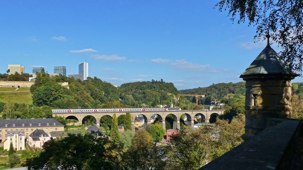 . Herstbeginn in der Stadt Luxemburg - Der IR 115 Liers - Luxembourg befhrt den 257 Meter langen Pfaffentaler Viadukt und wird bald den Endbahnhof erreichen. 23.09.2014 (Jeanny)