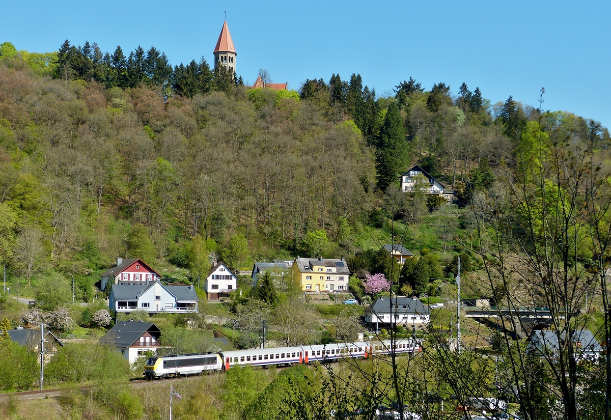 . Heute morgen (10.54 Uhr) schien es als htte der Wettergott es gut mit uns gemeint. Der Himmel ber der Benediktiner Abtei St Maurice in Clervaux war strahlend blau, als die 3020 den IR 113 Liers - Luxembourg am Campingplatz vorbei zog. 21.04.2014 (Jeanny)