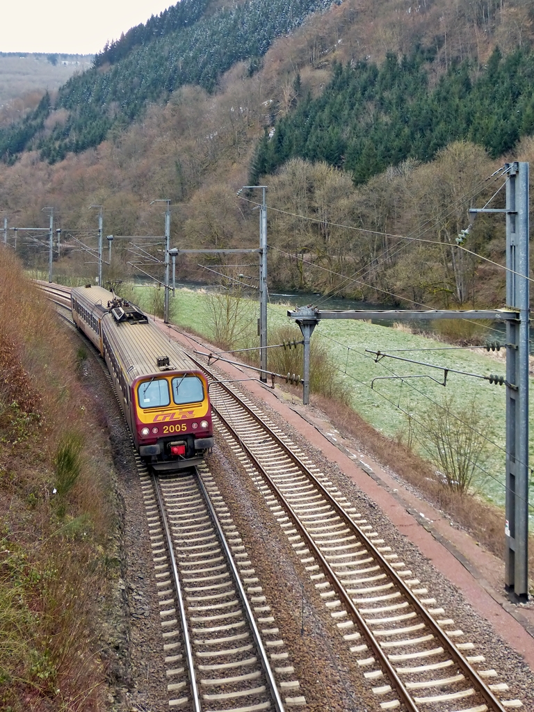 . Heute war es dann vorbei mit dem schnen Wetter, als der Z 2005 als RE 3710 Luxembourg - Troisvierges in Goebelsmhle noch ein kurzes Stck an der Sauer entlangfuhr, um kurze Zeit spter in das Tal der Woltz einzubiegen. 05.02.2015 (Hans)