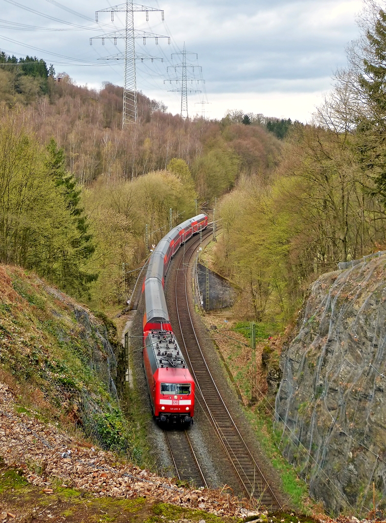 . Hoch ber dem Mhlburg Tunnel - Die 120 206-8 zieht am 22.03.2014 den RE 9 (rsx - Rhein-Sieg-Express) Siegen - Kln - Aachen ber die Siegbrcke kurz bevor sie den Mhlburg Tunnel in Scheuerfeld/Sieg erreicht und kann von oben sehr eindrucksvoll dabei beobachtet werden. (Jeanny)

Wir wurden nicht nur auf’s Warmherzigste in Herdorf empfangen und whrend den drei Tagen auf’s Kstlichste verpflegt, Armin hat sich auerdem die Mhe gemacht, uns durch die herrliche Region zu chauffieren, um uns die schnsten Fotostellen zu zeigen. Vielen lieben Dank auch dafr. Hans und Jeanny
