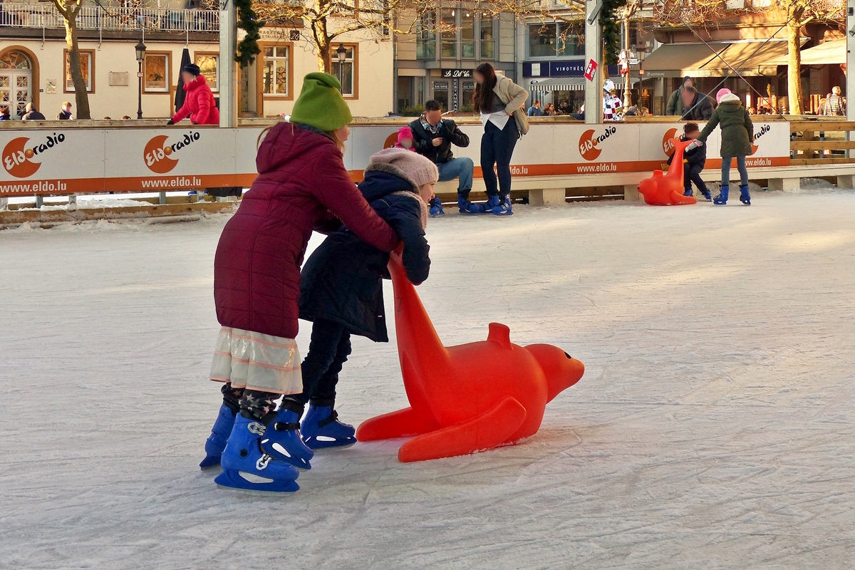 . Hui, hier kommen die beiden besten Schlittschuhluferinnen der Welt! ;-)
Impression vom Weihnachtsmarkt auf der Place Guillaume II in der luxemburgischen Oberstadt. 30.12.2016 (Jeanny)