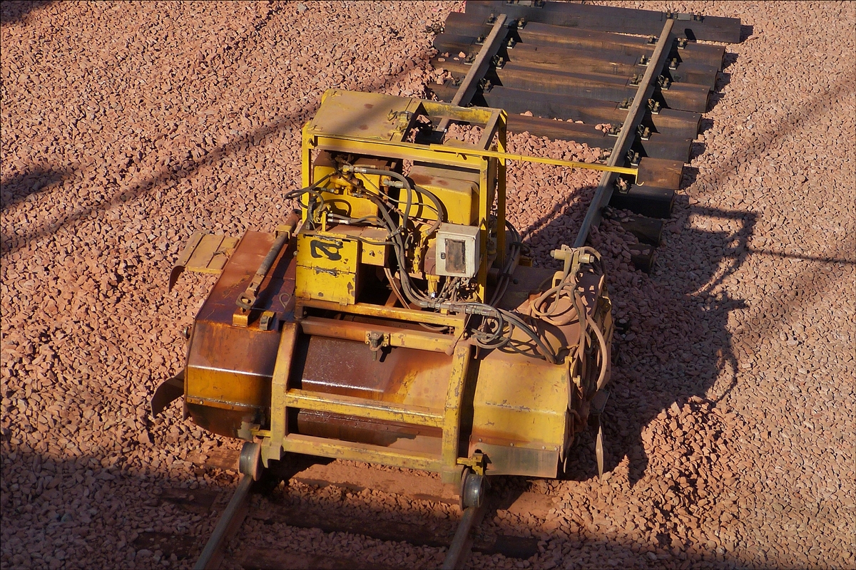 . Im Bahnhofsvorfeld von Hollerich habe ich dieses Gelbe Ding gesehen, die Aufgabe dieser Maschine scheint das Entfernen von Schotter zwischen den Schienen zu sein?  14.09.2016