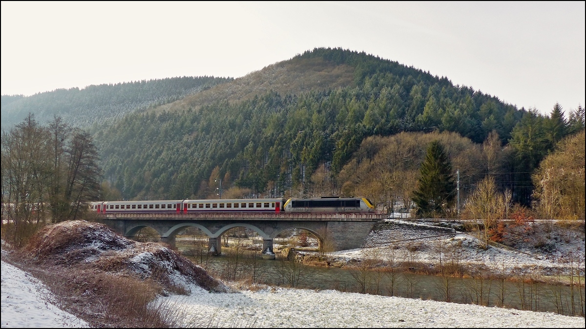 . Im leichten Gegenlicht zieht die 3002 den leicht verspteten IC 113 Luxembourg - Liers ber die Sauerbrcke in der Nhe von Michelau. So richtig winterlich sieht es im Sauertal nicht aus. 18.01.2016 (Jeanny)