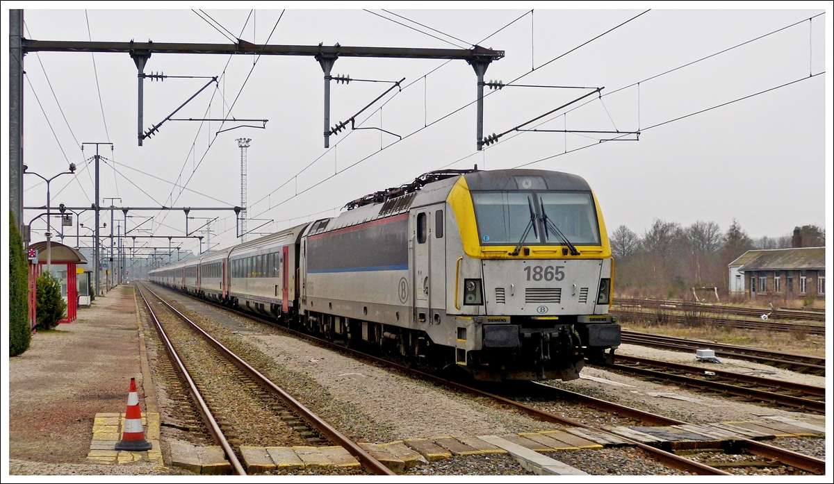 . Im nebeligen Bahnhof von Gouvy war am 19.01.2014 die HLE 1865 mit einer langen Garnitur, bestehend aus elf I 11 und einem I 10 Wagen, abgestellt. (Hans)