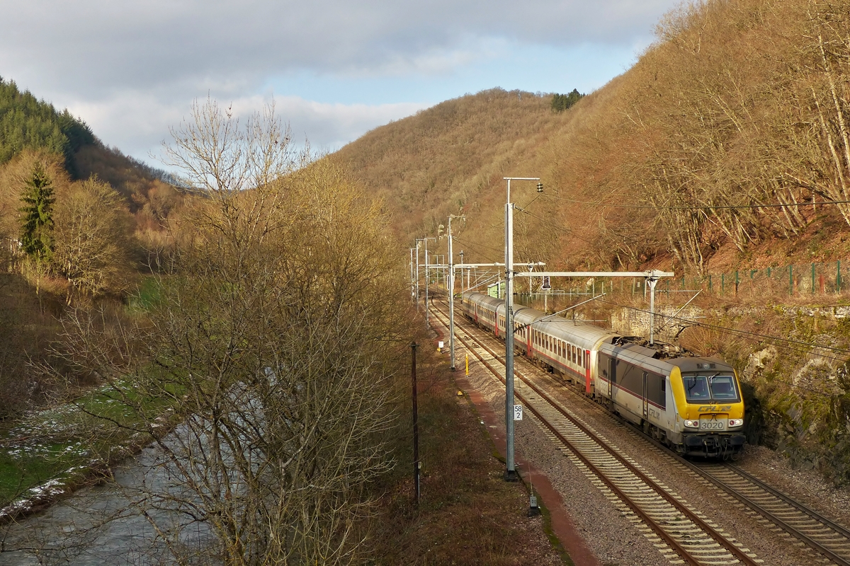 . Im Winter verabschiedet sich die Sonne schon früh am Nachmittag im engen Tal der Woltz in der Nähe von Goebelsmühle und so fuhr die 3020 schon im Schatten, als sie den IC 112 Liers - Luxembourg in Richtung Bahnhof von Goebelsmühle zog. 20.01.2015 (Jeanny)