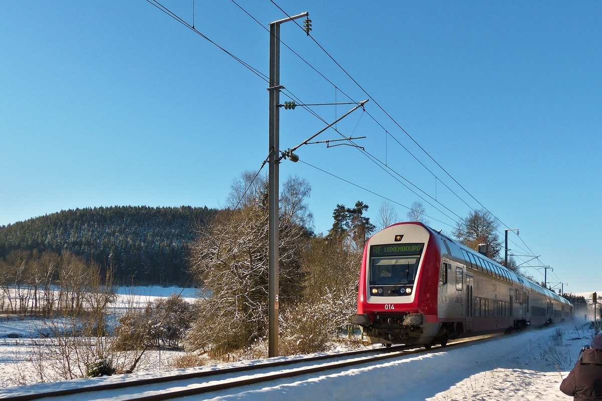 . Immer diese Fotografinen im Bild - Der RE 3787 Troisvierges - Luxembourg durchfhrt am 28.12.2014 das beschauliche Tal der Woltz zwischen Troisvierges und Maulusmhle. (Hans)