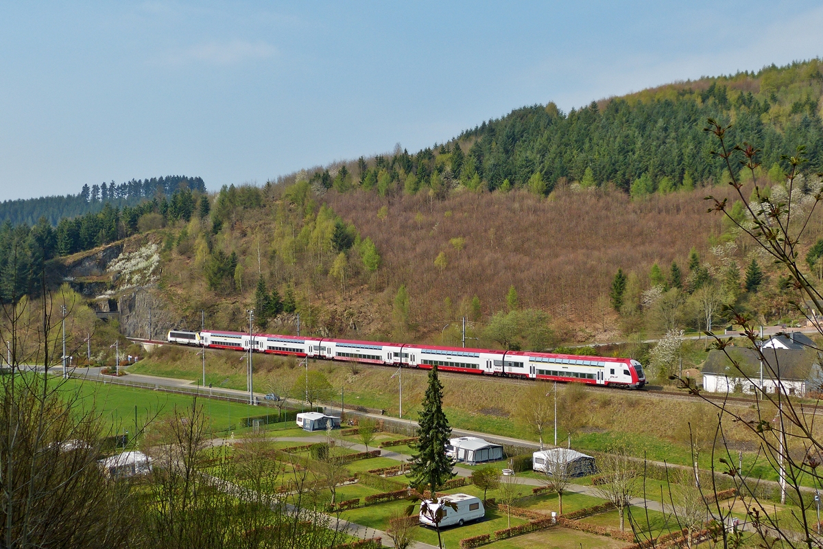 . In Clervaux besteht die Mglichkeit die Zge auf der Nordstrecke, welche aus Richtung Luxemburg Stadt kommen, in voller Lnge und im besten Morgenlicht zu fotografieren.

Am 11.04.2014 schob die 3016 den IR 3710 Luxembourg - Troisvierges am Campingplatz von Clervaux vorbei. (Jeanny)