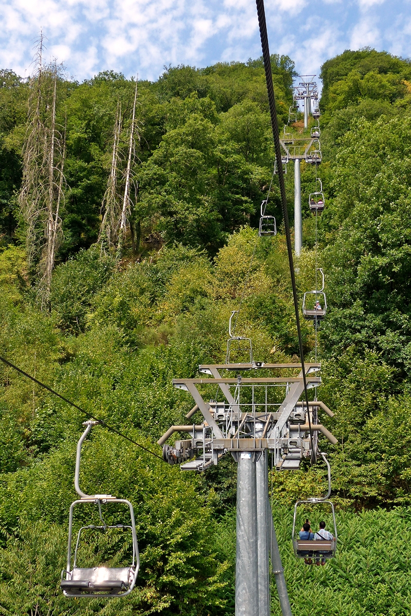 . In Vianden gibt es den einzigen Sessellift Luxemburgs. Erbaut wurde er 1956 und er fhrt von 220 m im Tale auf eine Hhe von 440 m hinauf. Er bietet bei der Fahrt eine herrliche Panoramasicht auf das Ourtal und auf das mittelalterliche Stdchen Vianden. 31.07.2018 (Jeanny)