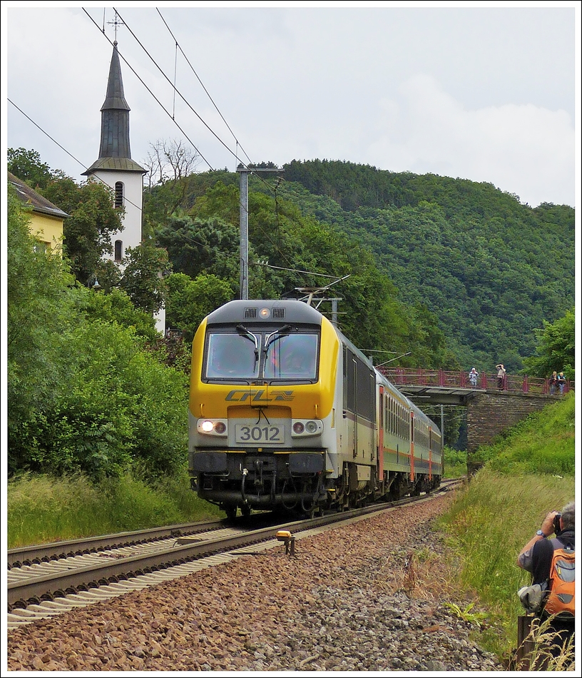 . Jahresrckblick 2013 - In Michelau hatten die Fotografen am 15.06.2013 unterschiedliche Positionen bezogen, um den IR 116 Luxembourg - Liers abzulichten. 

Diese Fotostelle wurde leider auch durch das Anbringen eines neuen hheren Zauns zunichte gemacht. (Hans) 