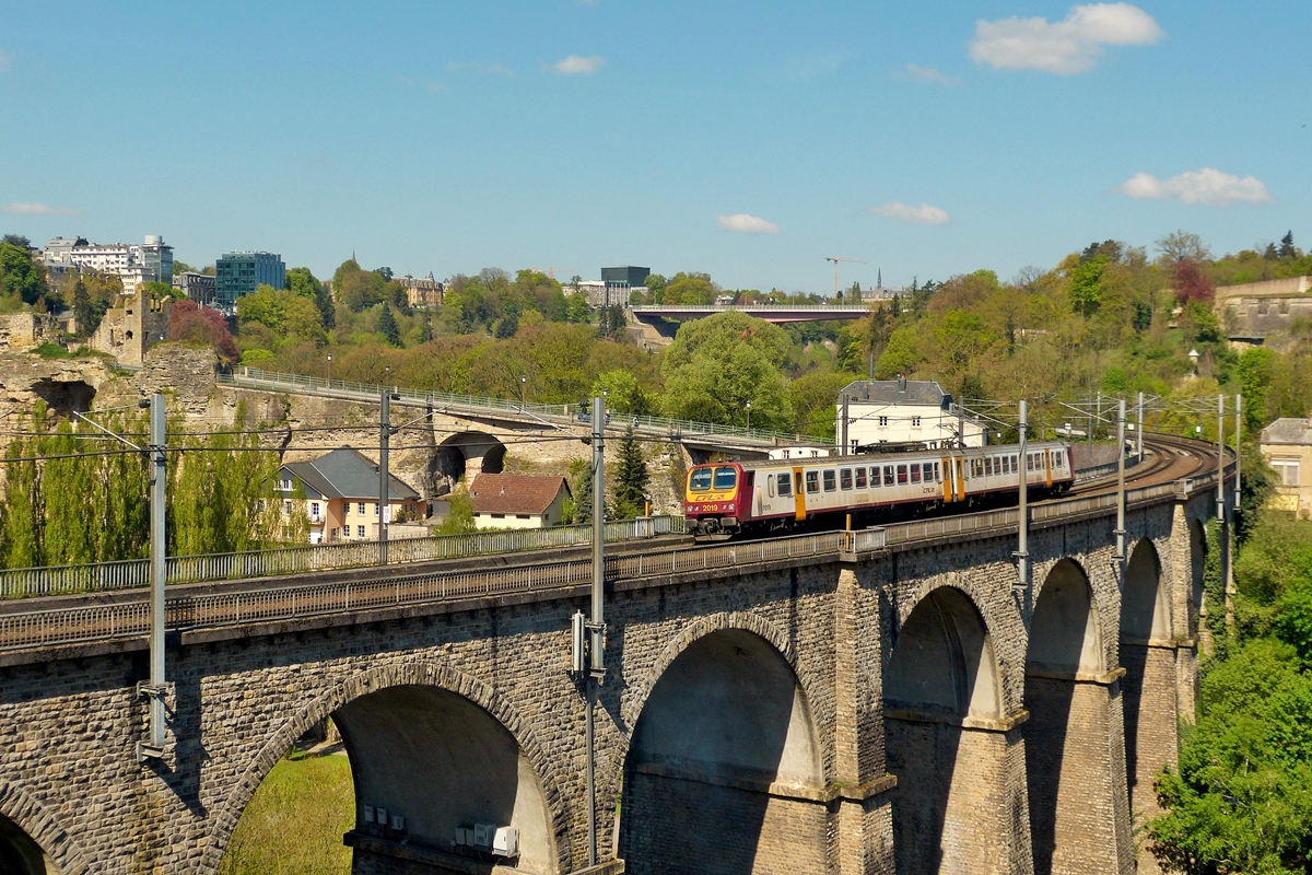 . Jetzt auch von der anderen Seite fotografierbar - Krftiges Abholzen ermglicht die Sicht auf den Clausener Viadukt von der Route de Trves in Luxembourg Stadt und so konnte der Z 2019 am 16.04.2014 beim Befahren der schnen Brcke abgelichtet werden. (Hans)