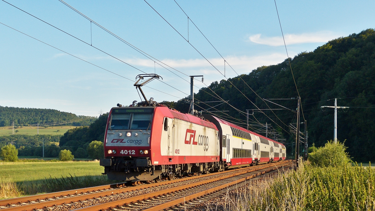 . Katzensitting in Diekirch hat auch etwas positives, man kommt mal wieder an die Bahnstrecke - Die CFL Cargo 4012 zieht am 03.08.2015 den RE 3818 Luxembourg - Troisvierges durch Erpeldange/Ettelbrck und wird von der tiefstehenden Sonne schn beleuchtet. (Hans) 