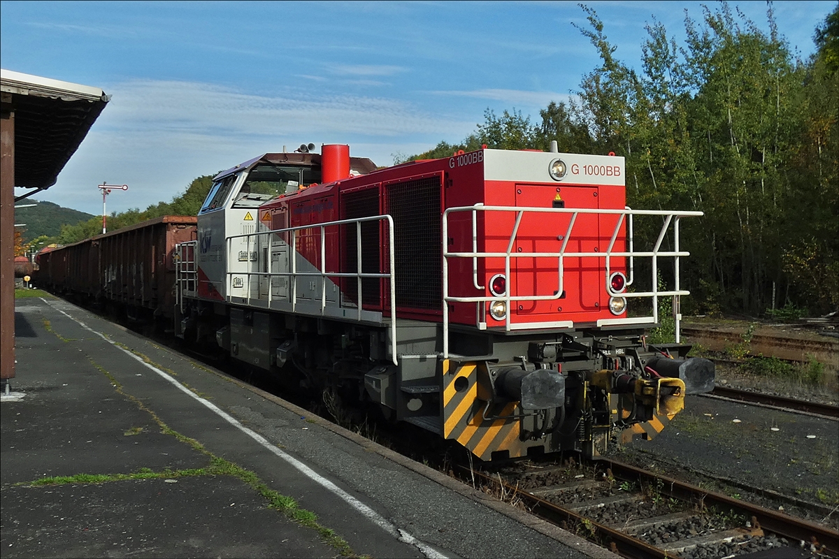 . Kaum in Herdorf angekommen fährt mir die MaK Vossloh G 1000 BB Lok des KSW 892 80 1271 027-5) mit Güterzug vor die Kamera.   29.09.2017.