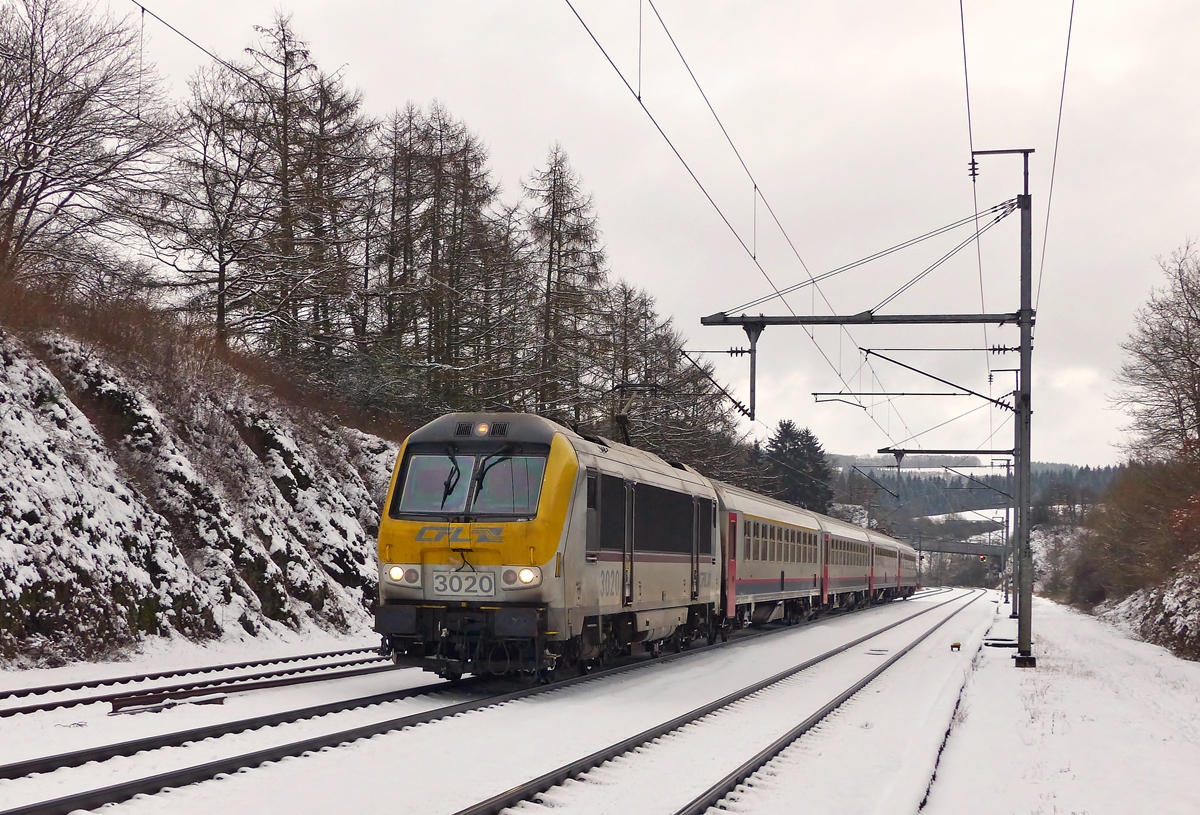 . Kontrastprogramm in Wilwerwiltz - Die nicht ganz saubere 3020 zieht den IC 117 Luxembourg - Liers am 24.01.2015 ber die verschneite Nordstrecke in den Bahnhof von Wilwerwiltz. (Jeanny)