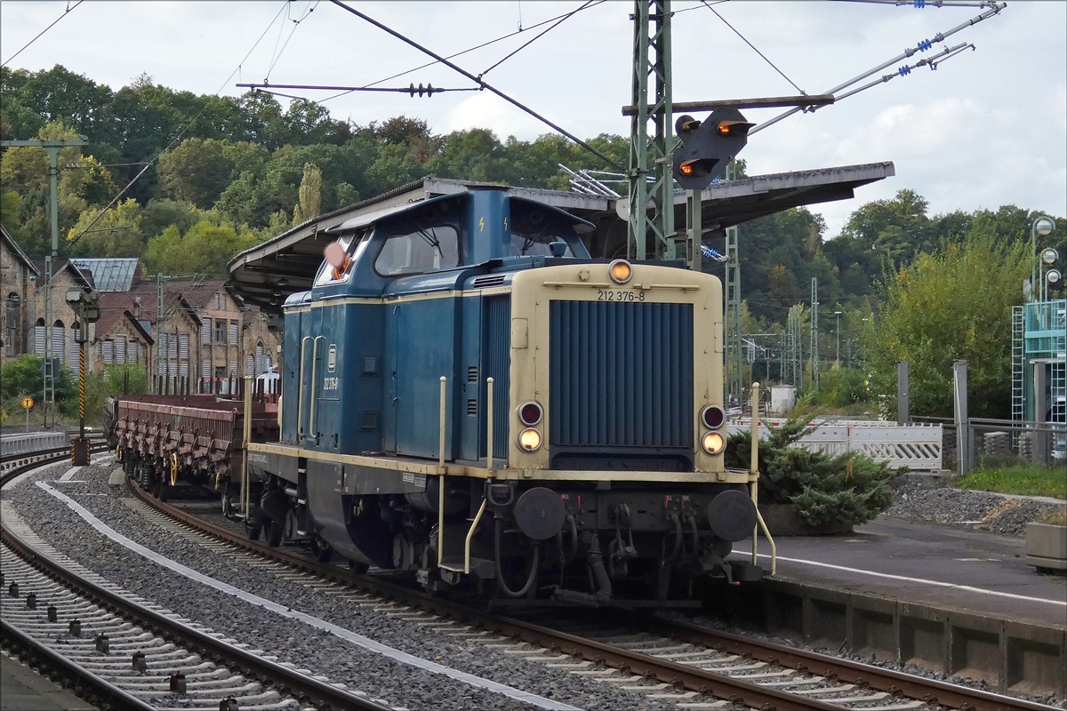 . Lok 212 376-8 ist mit einem GZ in Betzdorf eingefahren und wartet auf das Signal diesen in den Abstellbereich zu schieben. 29.09.2017