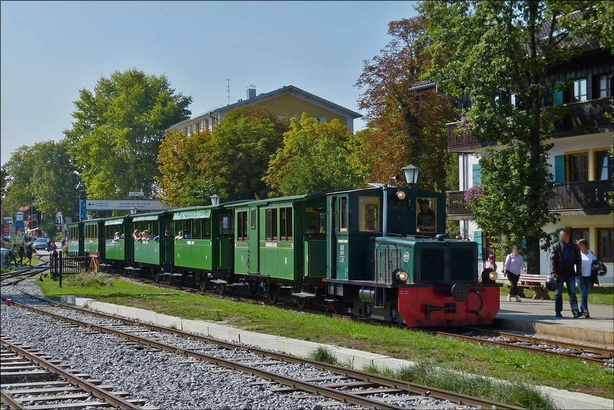  
Lok 57499 der Chiemsee Bahn kommt mit ihrem Zug in Prien am Chiemsee an.
Die Strecke von Prien DB Bahnhof bis zum Schiffsanleger ist 1910 m lang. 16.09.2018

Im Jahr 1982 wurde die Diesellok Nr. 22,von der Halberger-Hütte in Brebach/Saarland erworben. 
Lok Daten: gebaut 1962 bei der Firma Klöckner-Humboldt-Deutz AG unter der Baunr.57499, Bauart B-dh; Spurweite: 1000 mm; 
1990/91 erhielt die Lok einen neuen MAN Motor vom Typ D 2866, die Bremsanlage wurde auf das System Knorr umgerüstet, 
im Jahr 2015 wurde sie in das heutige Erscheinungsbild zurück gebaut. 
In diesem Jahr ist sie im Dauereinsatz weil bei der Dampflok die Hu durchgeführt wird.