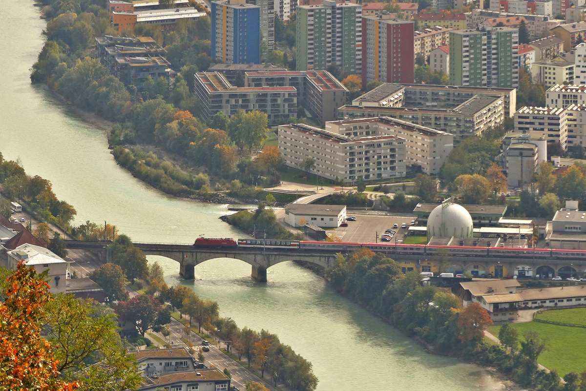 . Modellbahncharakter - An der Bergstation der Hungerburgbahn hat man eine tolle Aussicht auf die Stadt Innsbruck. Ein unerkannt gebliebener BB Taurus mit den EC 163  Transalpin  Zrich HB - Graz Hbf am Hacken hat am 06.10.2015 den Hauptbahnhof von Innsbruck verlassen und konnte auf der Innbrcke abgelichtet werden. (Jeanny)