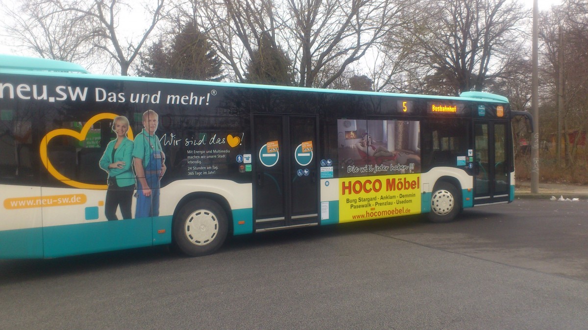 ... NB SW 544 hat dann jetzt auch seine Werbung bekommen fr HOCO Mbel die damit dann auf zwei Stadtbussen zu sehen ist 