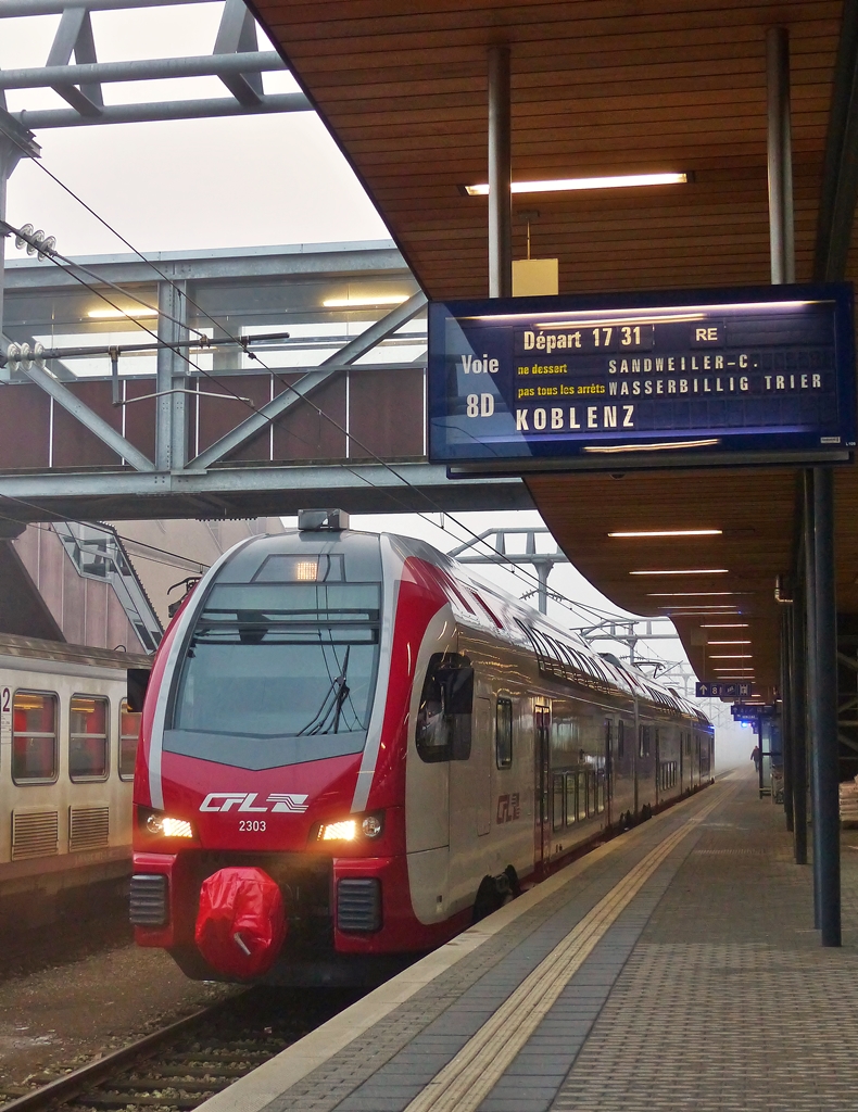 . Nebel in Luxemburg - Der CFL Stadler KISS 2303 stand am 05.01.2015 als RE 11 nach Koblenz Hbf zur Abfahrt im nebeligen Bahnhof von Luxemburg bereit. (Jeanny)