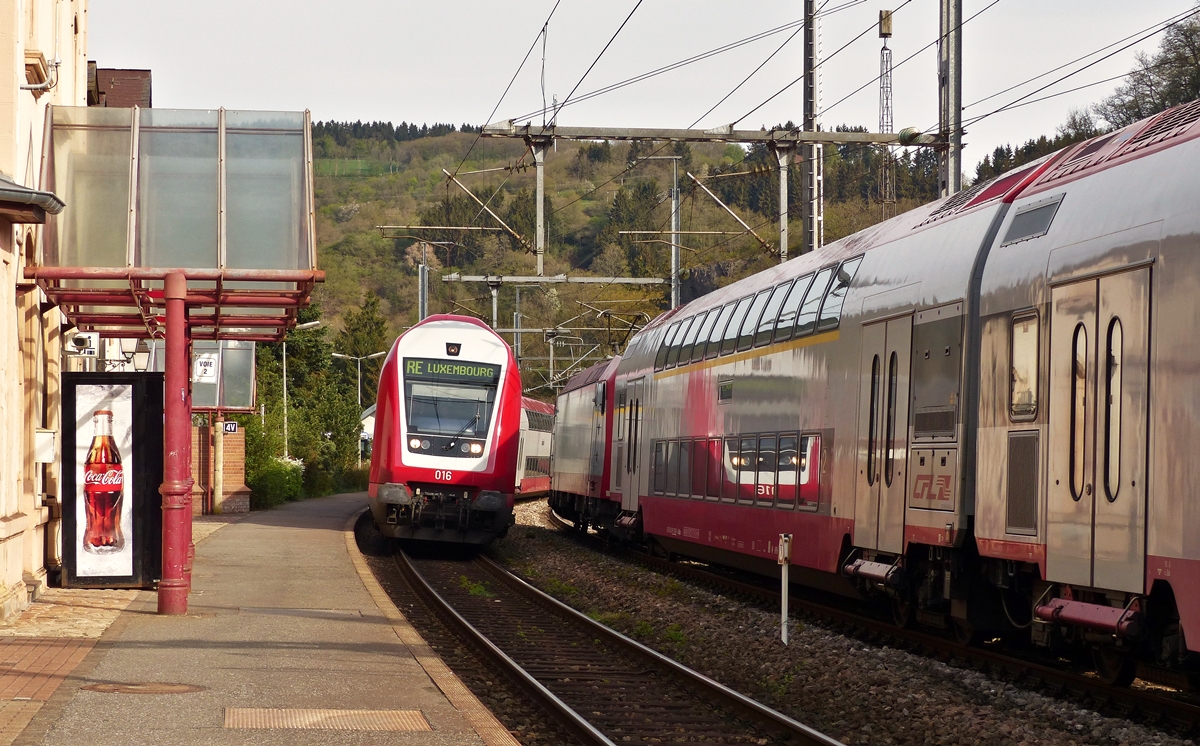 . Neue Spielerei in Kautenbach - Da sich die Zge auf der Nordstrecke jetzt halbstndlich in Kautenbach begegnen, ergeben sich mit etwas Glck neue Motive. Am 29.04.2015 erreicht der RE 3834 Troisvierges - Luxembourg den Bahnhof von Kautenbach, whrend der RE 3808 Luxembourg - Troisvierges auf die Abfahrt wartet. (Jeanny)