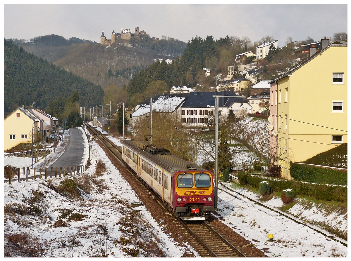 . Noch mit dem alten Zaun - Der Z 2011 durchfhrt als RB 3209 Luxembourg - Wiltz  die Ortschaft Michelau am 09.02.2013. (Hans)

Es gibt noch andere brauchbare Fotostellen in der Umgebung von Michelau, wenn auch ohne Burgblick. Fr das nchste Treffen in Luxemburg, haben wir mal ein paar davon zusamengesucht. ;-)