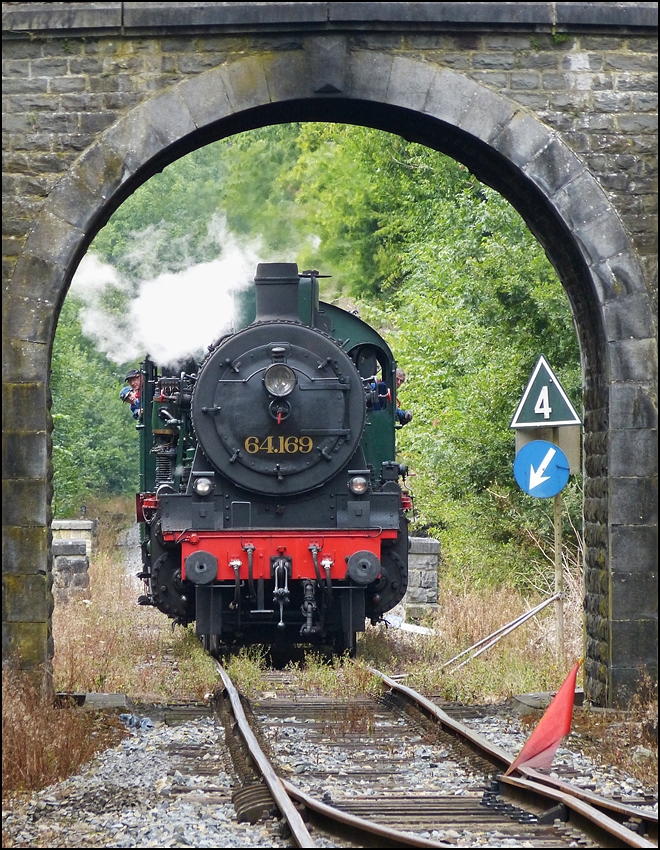 . Ob die P 8 wohl unter der schnen alten Brcke im Bahnhof Dorinne-Durnal hindurch passt? scheint die Frage bei Jung und Alt auf der Dampflok zu heissen. 17.08.2013 (Jeanny)