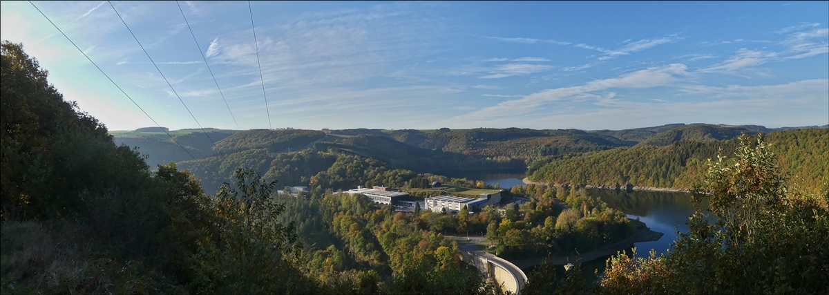 - Ohne Wolken - Auf einem Parkplatz nahe Kaundorf entstand am 14.10.2018 dieses Panoramafoto vom Stausee der Obersauer. Dieses Bild http://wwwfotococktail-revival.startbilder.de/bild/Stadt+und+Land~Luxemburg~Diverses/631633/ueber-den-wolkenauf-einem-parkplatz-nahe.html entstand 8 Tage vorher am derselben Stelle. (Jeanny) 