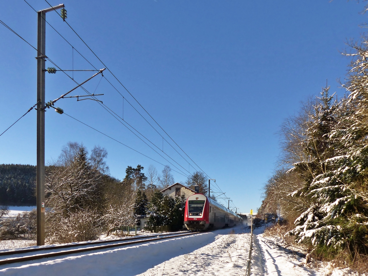 . Prchtiges Winterwetter - Obwohl Weihnachten schon vorbei ist, so kam doch noch ein bisschen Weihnachtsstimmung auf beim Anblick der verschneiten Landschaft und dem blauen Himmel, als der CFL Wendezug, Steuerwagen voraus, als RE 3787 Troisvierges - Luxembourg am 28.12.2014 zwischen Troisvierges und Maulusmhle ber die Nordstrecke brauste. Schublok war die CFL Cargo 4012. (Jeanny)


