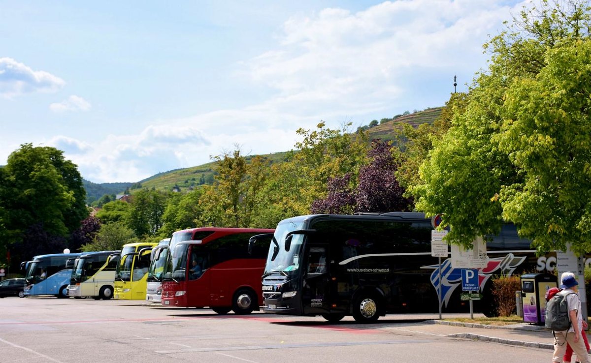 ... rechts der Volvo 9900 von Schwarz Reisen aus sterreich am Busparkplatz in Krems.