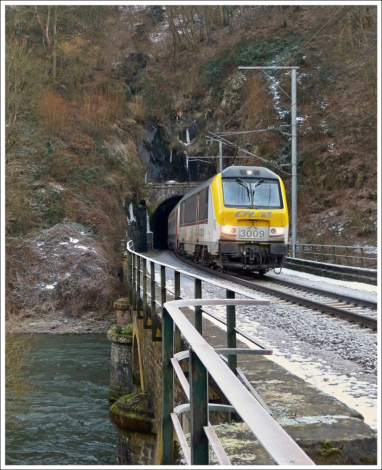 . Sauerbrcke - Die 3009 zieht am 18.02.2013 den IR 112 Luxembourg - Liers ber die Sauerbrcke in Goebelsmhle, nachdem sie den Tunnel  Fischterhaff  verlassen hat. (Jeanny)

An diesem Tunnelportal gibt es im Winter oft tolle Eiszapfen, leider lassen sie in diesem Winter noch auf sich warten. ;-)