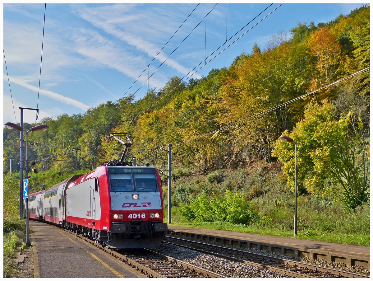 . Sieht wieder wie neu aus - Die 4016 zieht am 19.10.2013 den IR 3712 Luxembourg - Troisvierges durch den Bahnhof von Cruchten. Nachdem diese Lok am 29.06.2010 durch einen schweren Unfall am Bahnbergang in Lintgen an einer gebrochenen Nase litt, erstrahlt sie heute wieder in neuem Glanz. (Jeanny)