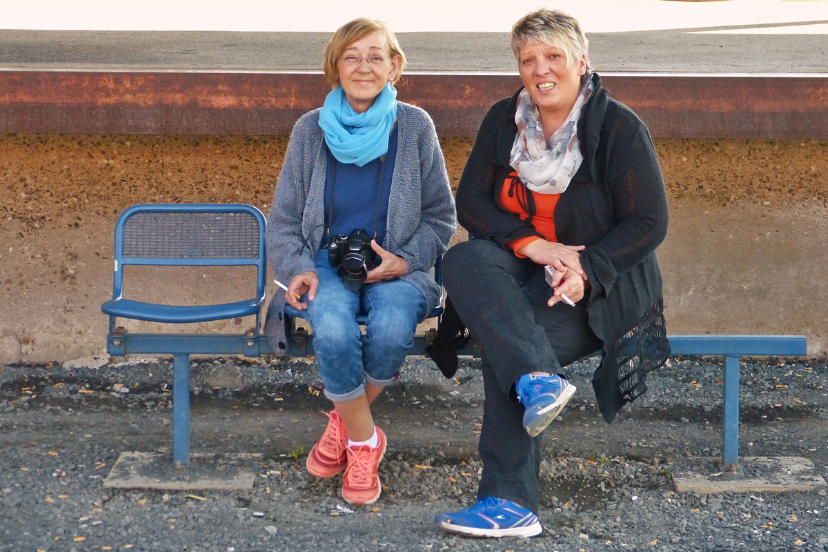 . So langsam fllt sich die Oma-Bank in Westerburg. 09.04.2016 (Hans)

http://wwwfotococktail-revival.startbilder.de/bild/kurioses~nicht-alltaegliche-bilder~diverses/485175/ganz-liebe-gruesse-nach-erpeldange-am.html