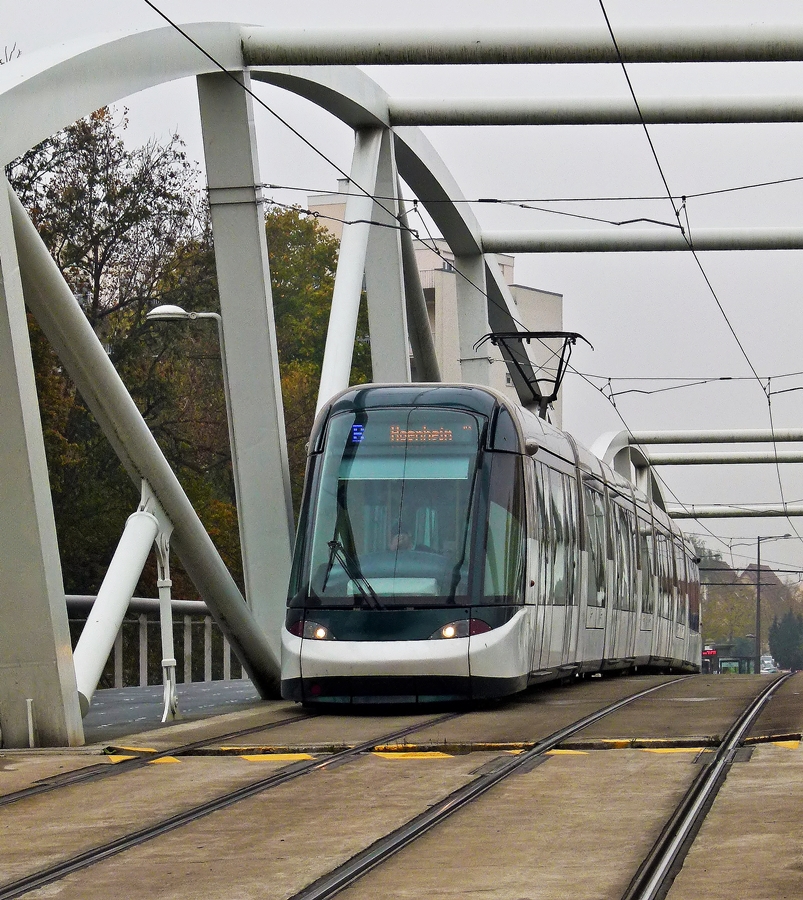 . Strasbourg - Eine Alstom Citadis 403 Tram befhrt am 29.10.2011 die Straenbahnbrcke ber die Ill im Straburger Stadtteil Montagne verte zwischen den Haltestellen Martin Schongauer und Elmerforst. Diese Brcke wurde eigens fr die Strasburger Straenbahn gebaut, rechts und links werden die Gleise von Fugngerwegen flankiert. (Jeanny)