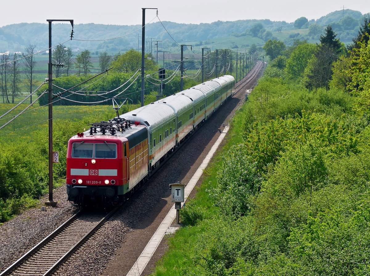 . Stromabnehmer Studie der 181er - Der 181 209-8 auf's Dach geschaut, whrend sie den umgeleiteten IC 137 Luxembourg - Norddeich Mole im vollen Gegenlicht durch das beschauliche Tal der Syr in der Nhe von Moutfort zieht. 24.04.2011 (Jeanny)