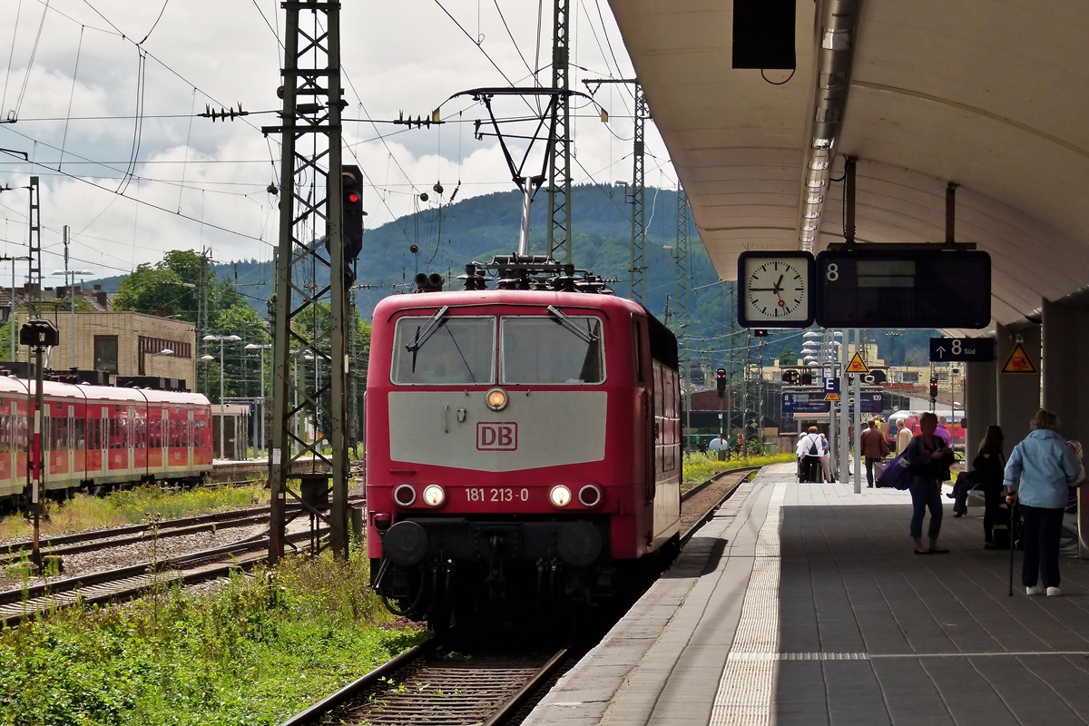 . Stromabnehmer Studie der 181er - Die 181 213-0  Saar  (noch orientrot) hat am 23.06.2011 den IC 135 Luxembourg - Norddeich Mole verlassen und fhrt solo durch den Hauptbahnhof von Koblenz. (Jeanny)