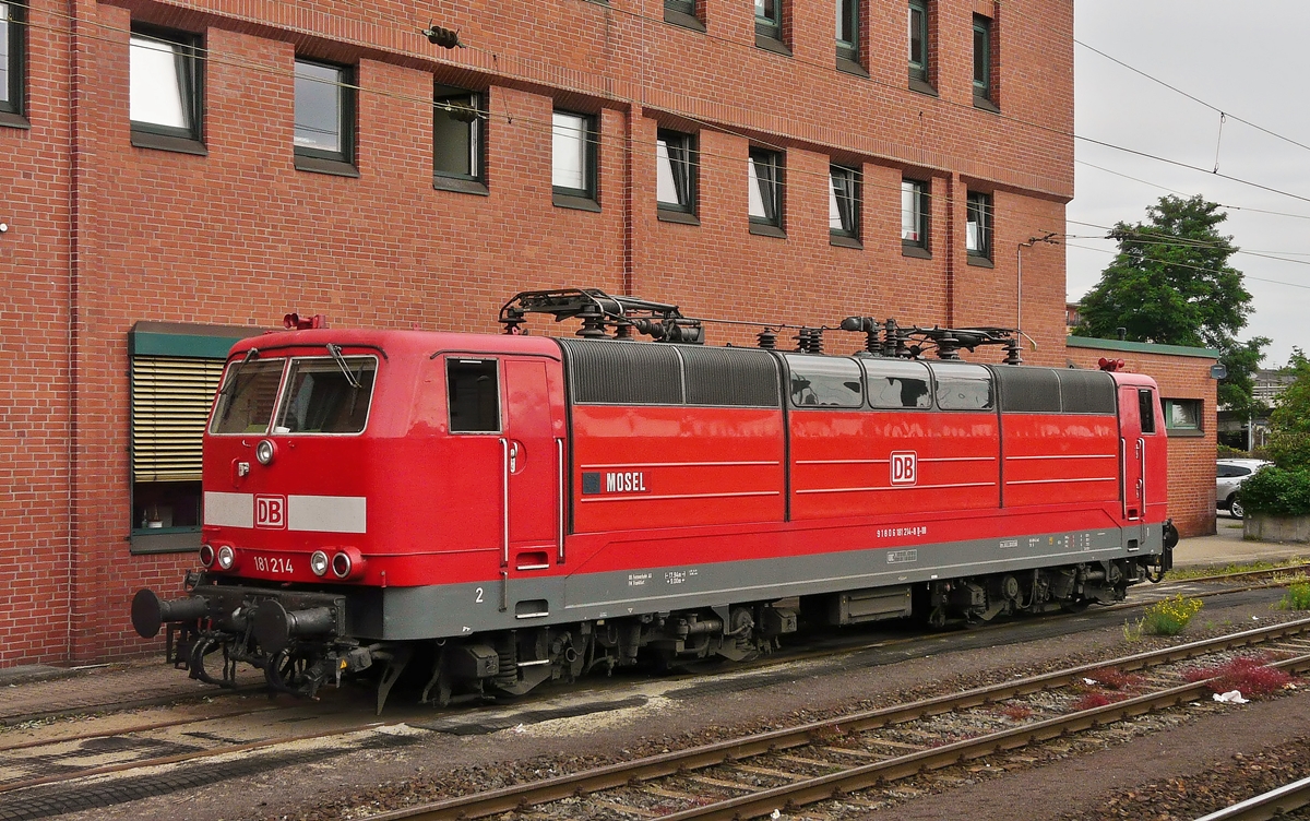 . Stromabnehmer Studie der 181er - Am 26.06.2011 war die 181 214  Mosel  im Hauptbahnhof von Koblenz abgestellt. (Jeanny)

Die Loks der Baureihe 181.2 besaen 2 unterschiedliche Pantographen, einen fr das deutsche Stromnetz (15 kV 16 2/3 Hz~) und einen fr das franzsische bzw. luxemburgische Stromsystem (25 kV 50 Hz~). Der 15kV DB Stromabnehmer ist ber dem Fhrerstand 1, whrend der schmalere 25 kV Pantograph ber dem Fhrerstand 2 angebracht war.