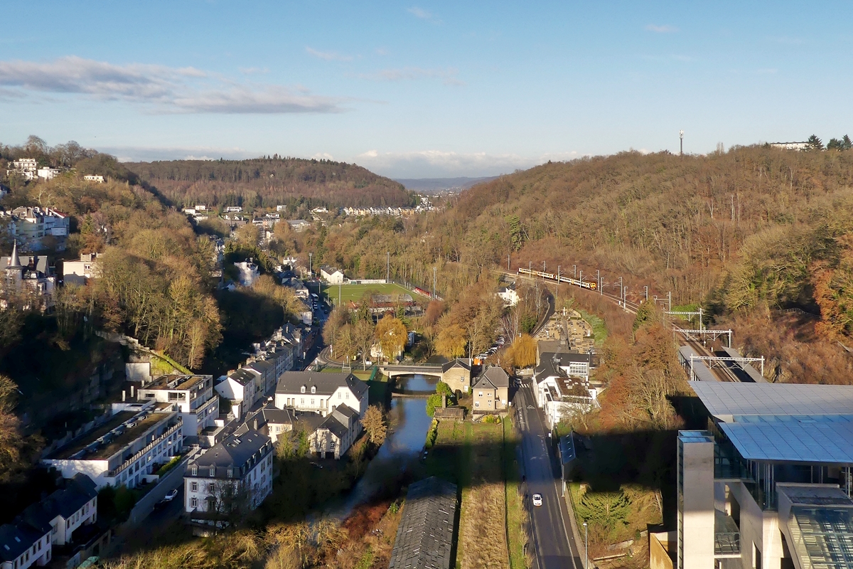 - Suche den Zug - Vom Pont Grande-Duchesse Charlotte (Rout Brck) in Luxembourg-Ville hat man eine prima Aussicht auf den Stadtteil Pfaffenthal mit dem neuen Bahnhof Pfaffethal-Kirchberg und der Nordstrecke, welche gerade von einem Doppel Z 2 befahren wird. 11.12.2018 (Jeanny)