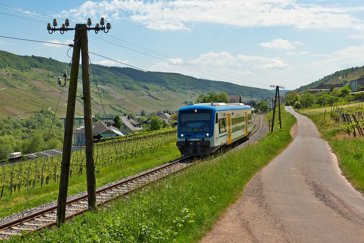 . Telegrafenmasten auf der Strecke Bullay - Traben-Trarbach - Der Rhenus Logistics Stadler Regio-Shuttle 650 351 hat am 13.05.2015 den Bahnhof von Reil verlassen und fhrt nun seinem Ziel Bullay entgegen. (Hans)